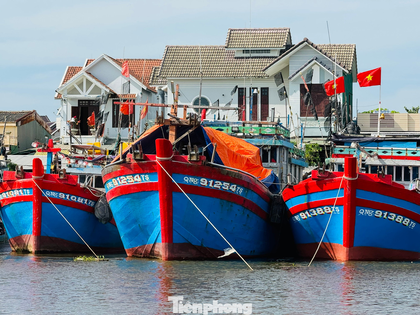Tàu cá ngư dân Quảng Ngãi neo đậu tránh trú bão. Tàu cá ngư dân Quảng Ngãi neo đậu tránh trú bão.
