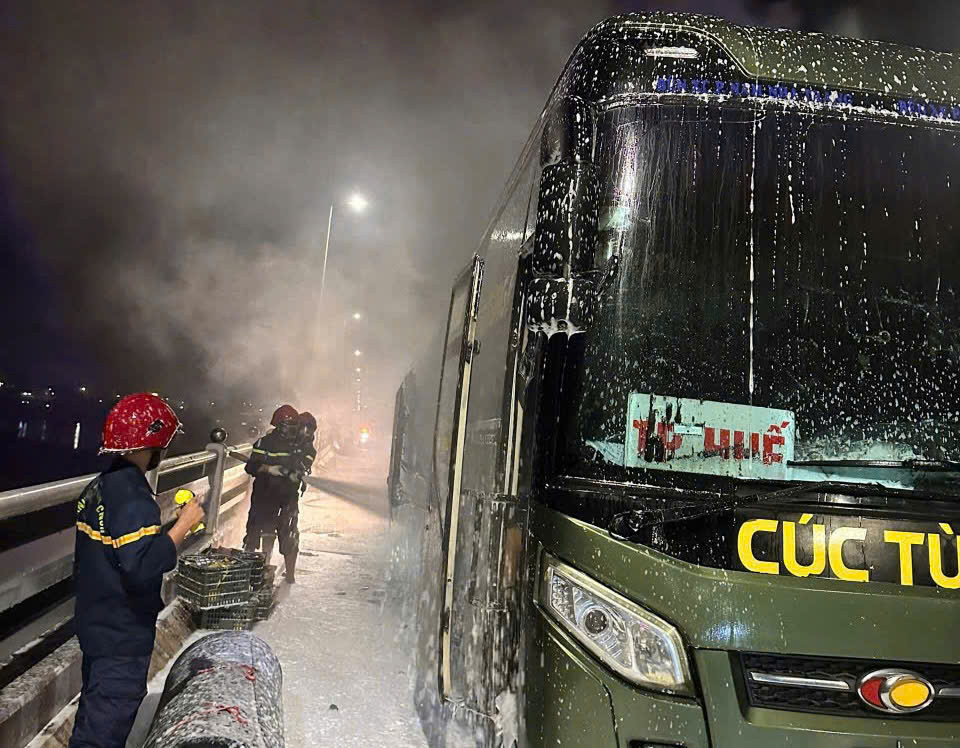 Hành lý trên xe bị thiệt hại nghiêm trọng. May mắn 24 người trên xe đều thoát nạn.