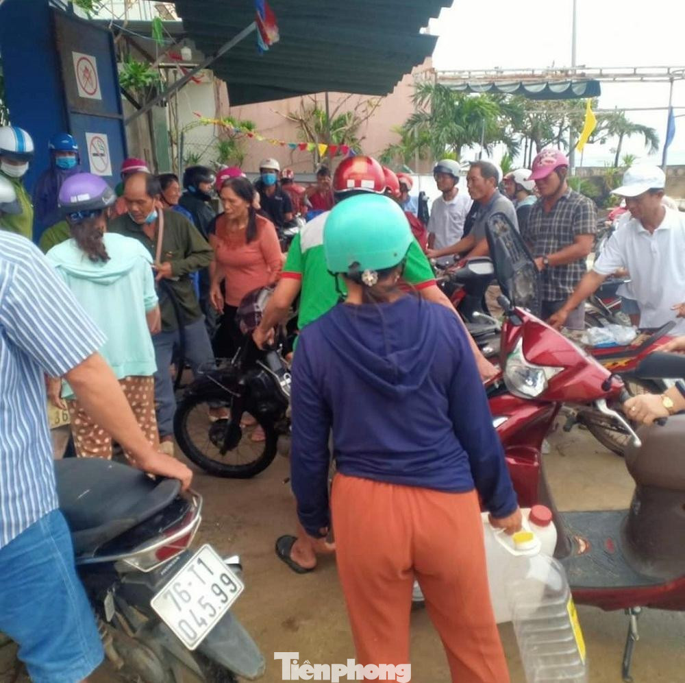 Nhiều người mang cả can nhựa 5-20 lít chờ sẵn bên ngoài cửa hàng. Nhiều người mang cả can nhựa 5-20 lít chờ sẵn bên ngoài cửa hàng.