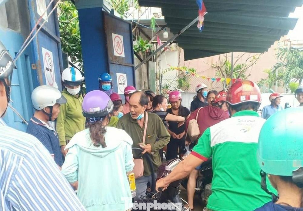 Số lượng người kéo về ngày càng đông đã tạo khung cảnh bát nháo quanh các cửa hàng xăng dầu. Số lượng người kéo về ngày càng đông đã tạo khung cảnh bát nháo quanh các cửa hàng xăng dầu.