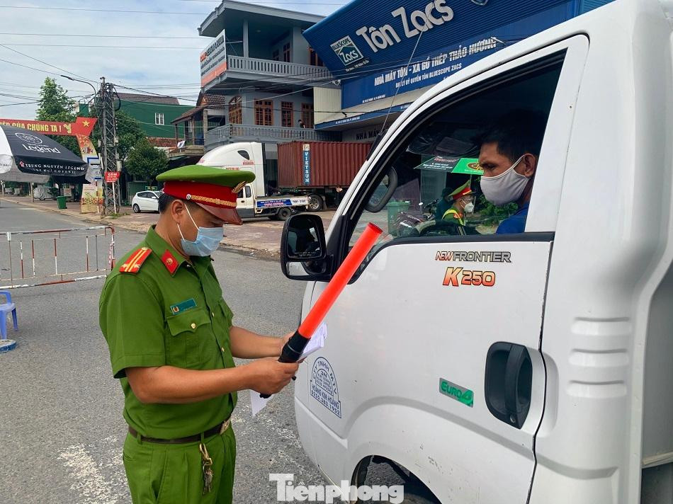 Lực lượng chức năng kiểm soát giấy tờ người dân, phương tiện ra, vào địa bàn TP Quảng Ngãi. Ảnh: Nguyễn Ngọc Lực lượng chức năng kiểm soát giấy tờ người dân, phương tiện ra, vào địa bàn TP Quảng Ngãi. Ảnh: Nguyễn Ngọc