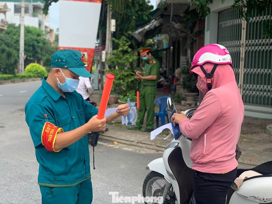 Lực lượng chức năng kiểm soát giấy tờ người dân, phương tiện ra, vào địa bàn TP Quảng Ngãi. Ảnh: Nguyễn Ngọc Lực lượng chức năng kiểm soát giấy tờ người dân, phương tiện ra, vào địa bàn TP Quảng Ngãi. Ảnh: Nguyễn Ngọc
