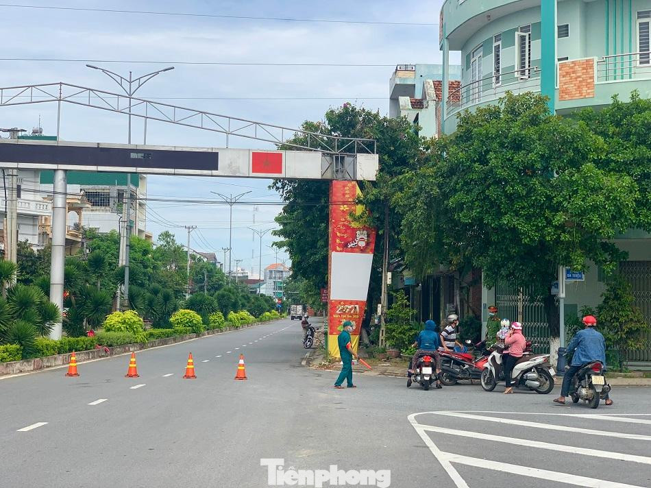 Chốt kiểm soát trên đường Lê Trung Đình giao nhau với Quốc lộ 1A. Ảnh: Nguyễn Ngọc Chốt kiểm soát trên đường Lê Trung Đình giao nhau với Quốc lộ 1A. Ảnh: Nguyễn Ngọc