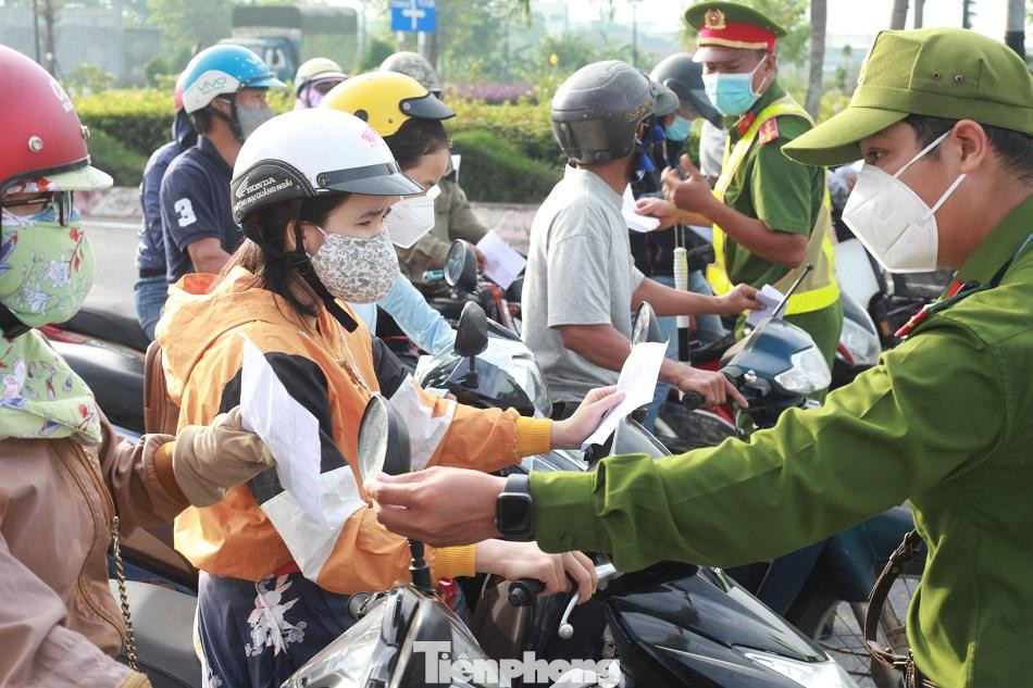 Trường hợp bất khả kháng và vì lý do thật sự cần thiết phải có giấy đi đường, cam kết thực hiện “1 cung đường, 2 điểm đi - đến”. Ảnh: Nguyễn Ngọc Trường hợp bất khả kháng và vì lý do thật sự cần thiết phải có giấy đi đường, cam kết thực hiện “1 cung đường, 2 điểm đi - đến”. Ảnh: Nguyễn Ngọc