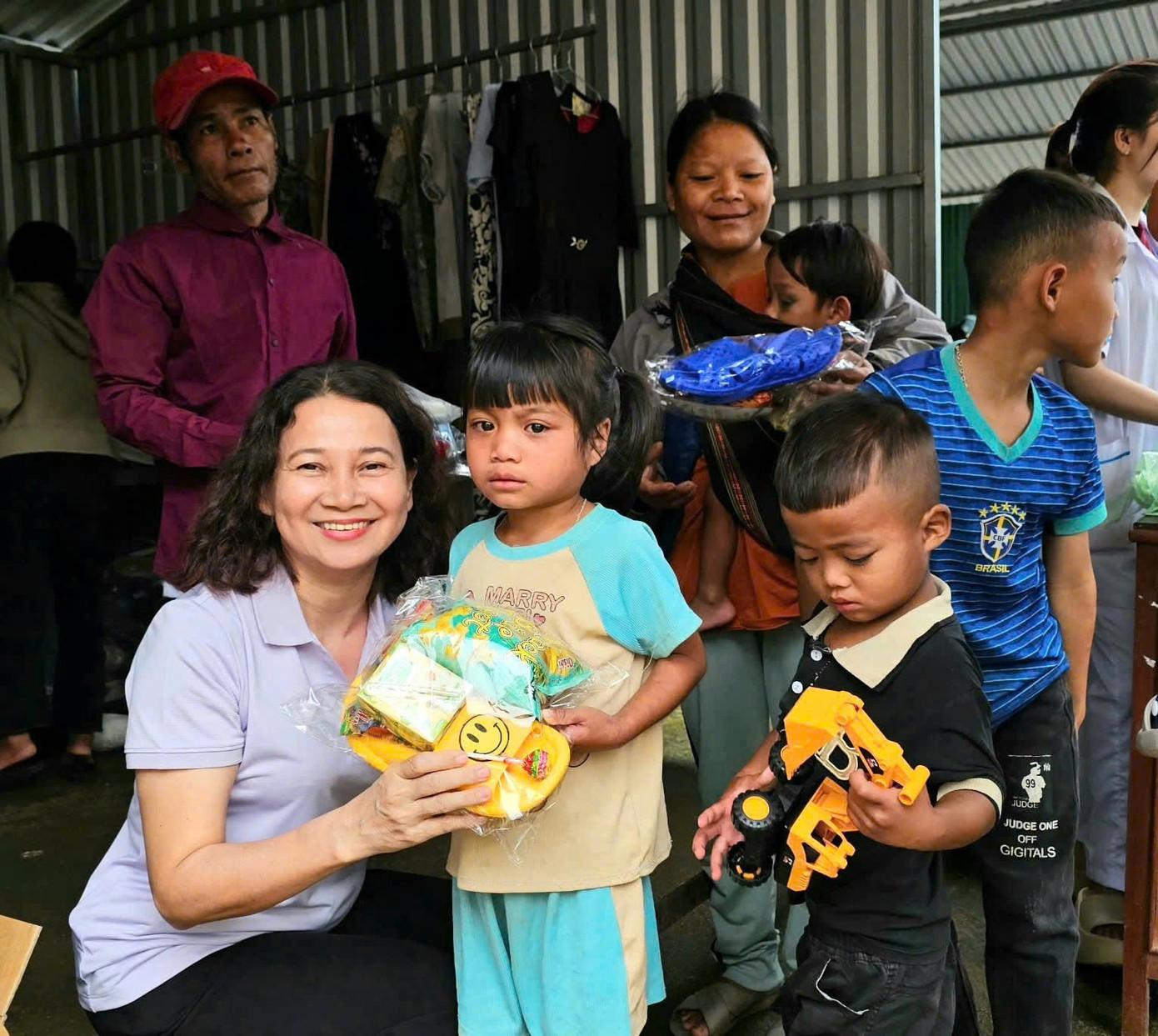 Bác sĩ Bệnh viện Đa khoa tỉnh Quảng Ngãi chung tay góp nhu yếu phẩm cho gian hàng "0 đồng" của Chi đoàn Trung tâm Y tế Sơn Tây. Bác sĩ Bệnh viện Đa khoa tỉnh Quảng Ngãi chung tay góp nhu yếu phẩm cho gian hàng "0 đồng" của Chi đoàn Trung tâm Y tế Sơn Tây.