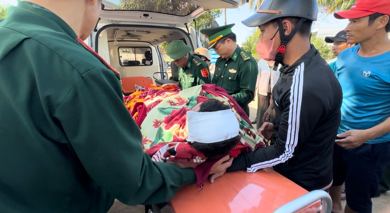 Lực lượng chức năng đưa ngư dân cấp cứu.