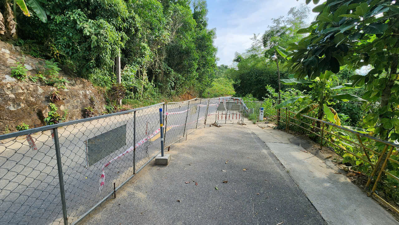 Cơ quan chức năng đã cho lắp đặt rào chắn, biển cảnh báo nguy hiểm và tổ chức phân luồng giao thông. Tuy nhiên đây chỉ là giải pháp tạm thời.