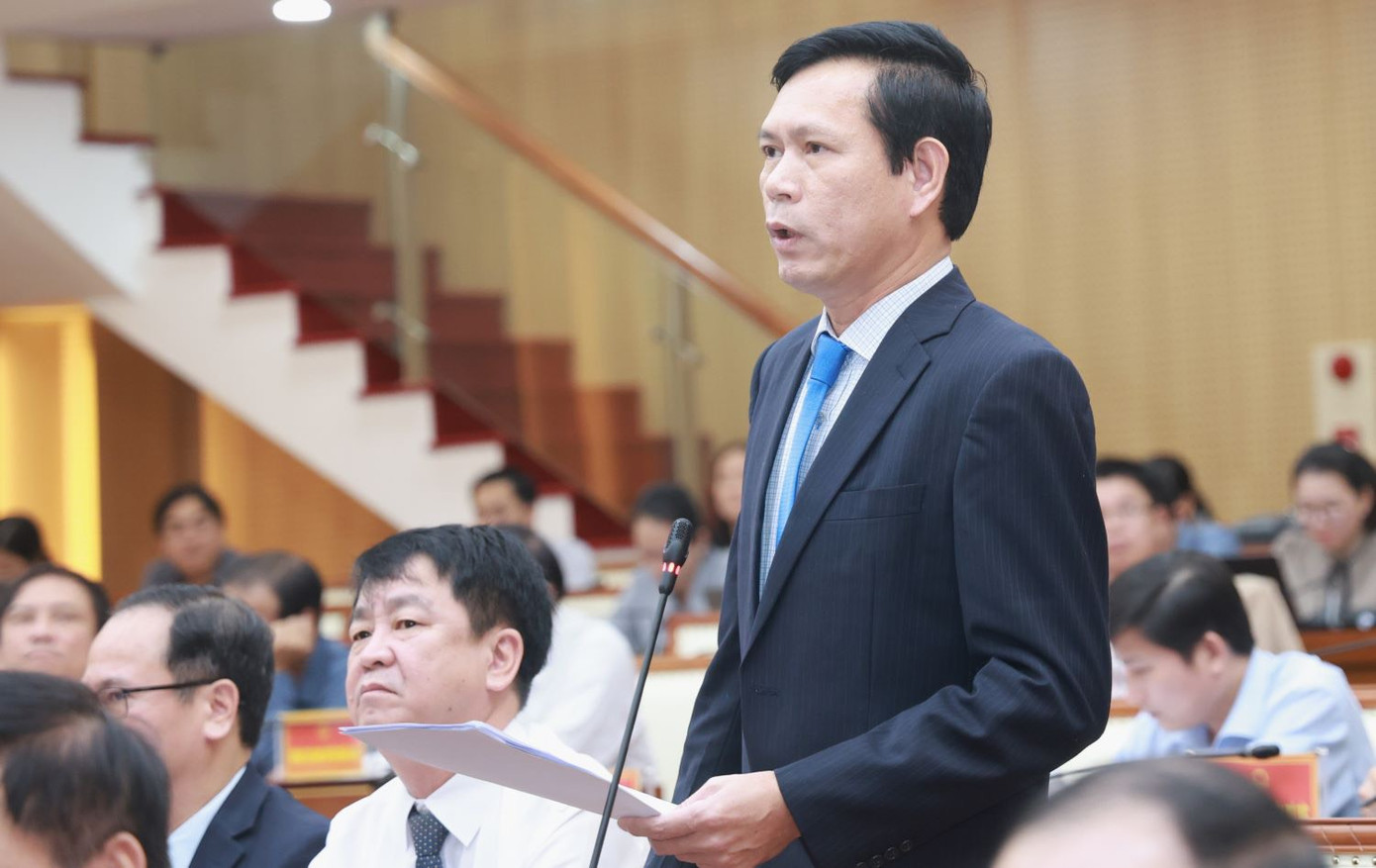 Phó Giám đốc phụ trách Sở Xây dựng Nguyễn Hữu Hồng trả lời chất vấn. Phó Giám đốc phụ trách Sở Xây dựng Nguyễn Hữu Hồng trả lời chất vấn.