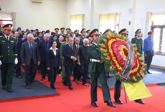 Đoàn Tỉnh ủy - UBND tỉnh Quảng Ngãi do ông Trần Hoàng Tuấn - Phó Chủ tịch Thường trực UBND tỉnh làm trưởng đoàn dâng vòng hoa viếng nguyên Chủ tịch nước Trần Đức Lương. Đoàn Tỉnh ủy - UBND tỉnh Quảng Ngãi do ông Trần Hoàng Tuấn - Phó Chủ tịch Thường trực UBND tỉnh làm trưởng đoàn dâng vòng hoa viếng nguyên Chủ tịch nước Trần Đức Lương.