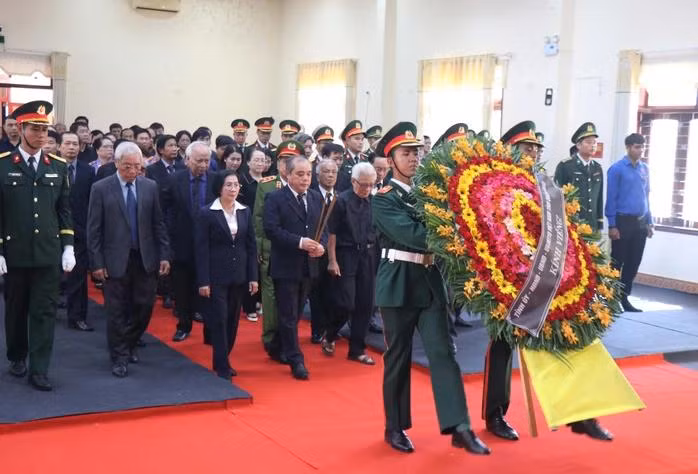 Đoàn Tỉnh ủy - UBND tỉnh Quảng Ngãi do ông Trần Hoàng Tuấn - Phó Chủ tịch Thường trực UBND tỉnh làm trưởng đoàn dâng vòng hoa viếng nguyên Chủ tịch nước Trần Đức Lương.