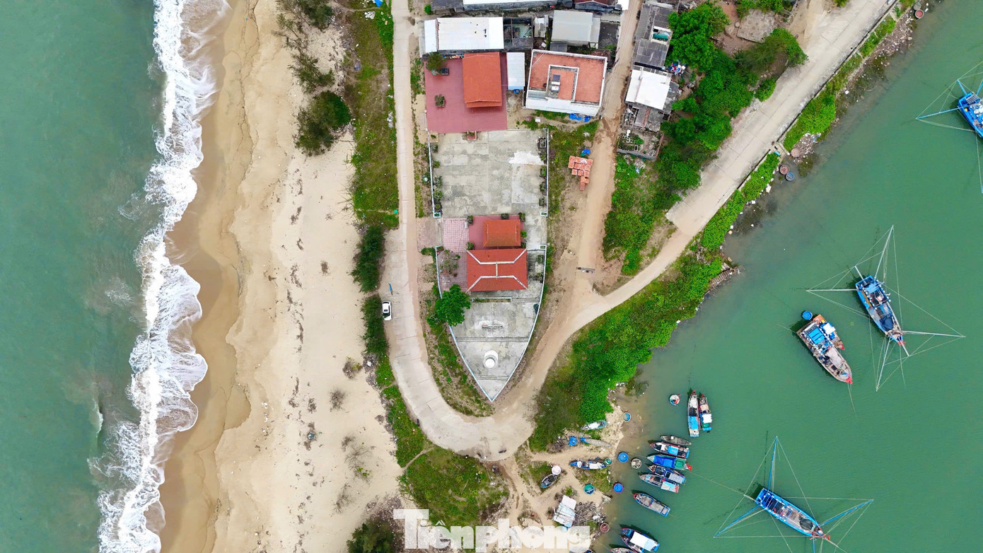 Theo các bậc cao niên nơi đây, việc xây dựng ngôi miếu hình con tàu như một cách để tri ân thế hệ cha ông đi trước mở biển và cầu mong những chuyến ra khơi thuận buồm, xuôi gió để ngư dân trở về bình an bên gia đình. Ảnh: Nguyễn Ngọc.