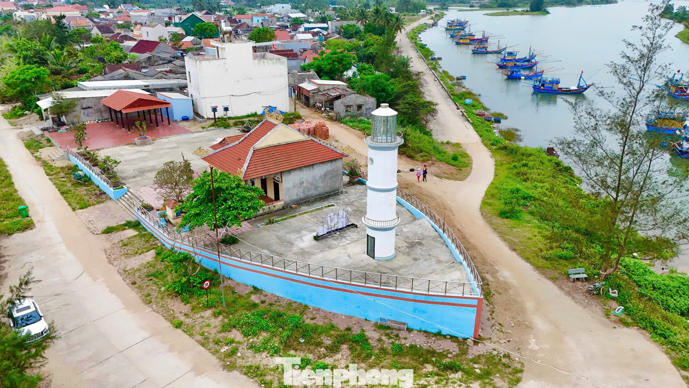 Ngôi miếu có hình dáng con tàu hướng ra biển với hàm ý cho dù bão táp, mưa sa, ngư dân của làng chài từ xưa đến nay vẫn gắn bó với biển, cũng như khẳng định sự kiên định của ngư dân trong việc ra khơi khai thác thủy sản và bảo vệ chủ quyền vùng biển của Tổ quốc. Ảnh: Nguyễn Ngọc.