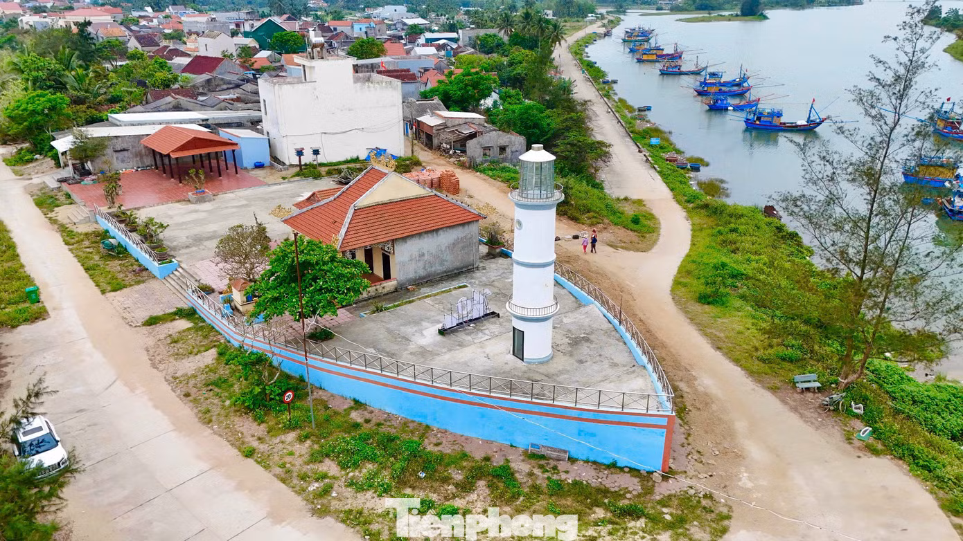 Ngôi miếu có hình dáng con tàu hướng ra biển với hàm ý cho dù bão táp, mưa sa, ngư dân của làng chài từ xưa đến nay vẫn gắn bó với biển, cũng như khẳng định sự kiên định của ngư dân trong việc ra khơi khai thác thủy sản và bảo vệ chủ quyền vùng biển của Tổ quốc. Ảnh: Nguyễn Ngọc.