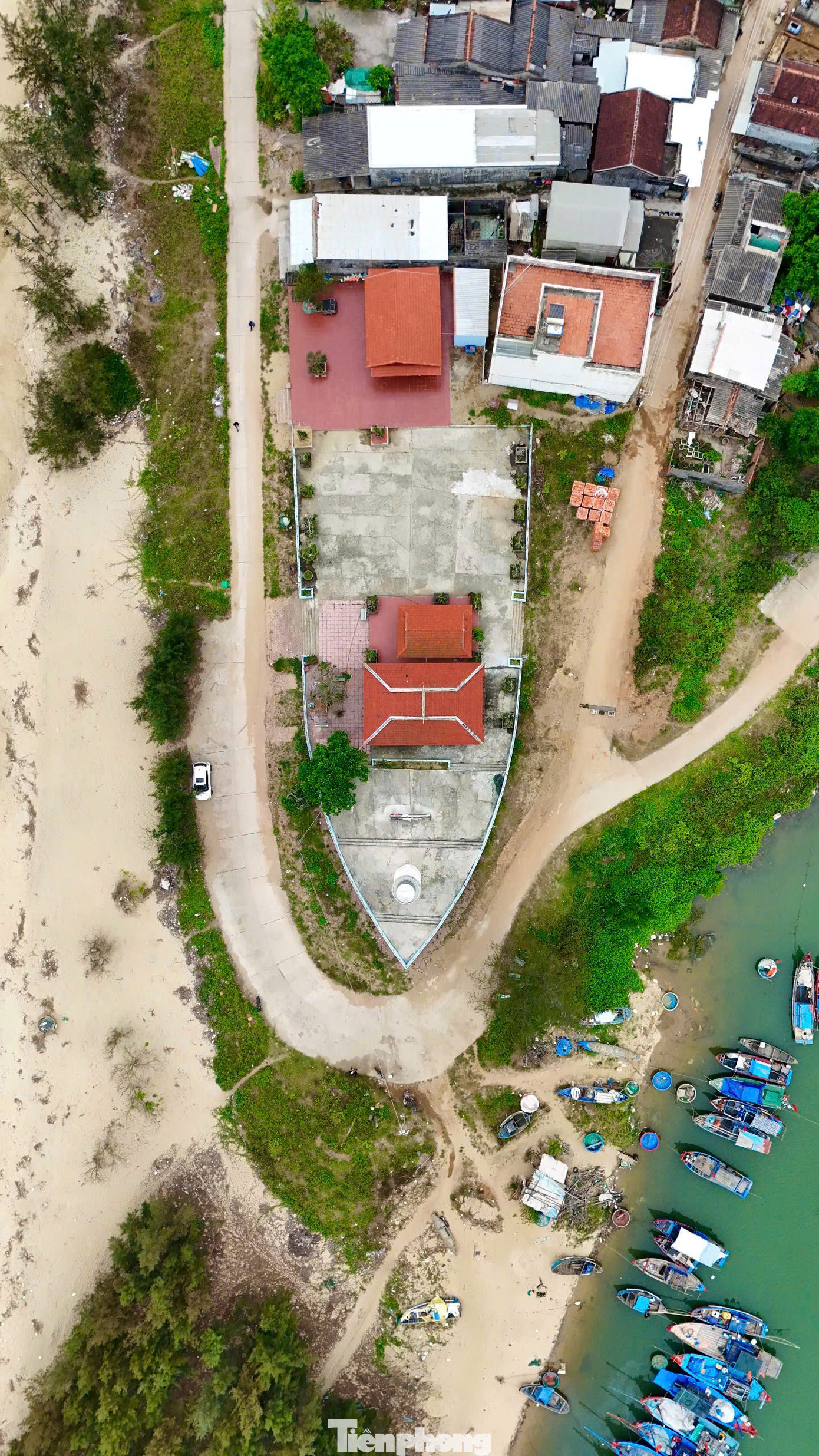 Khuôn viên miếu Âm Hồn có tổng diện tích gần 1.500 m2, chiều dài "con tàu" đến 53 m, riêng diện tích ngôi miếu khoảng 100 m2. Ảnh: Nguyễn Ngọc.