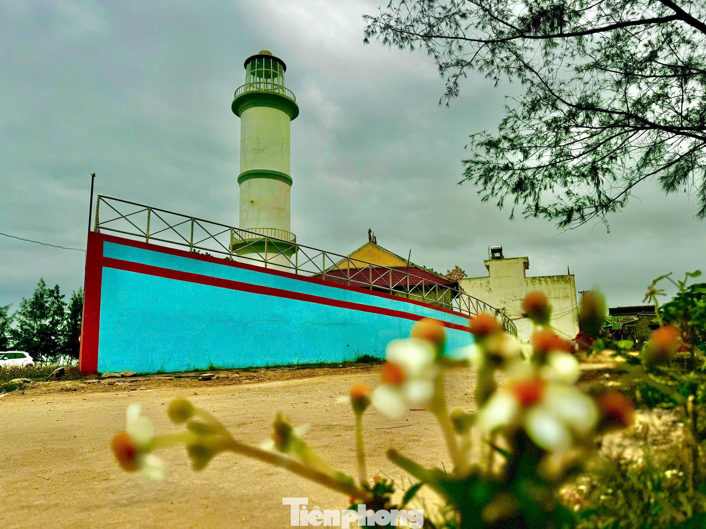 Màu sắc chủ đạo của ngôi miếu hình con tàu là màu xanh và đỏ, cũng chính là màu sắc truyền thống của tàu thuyền ngư dân trên biển. Ảnh: Nguyễn Ngọc.