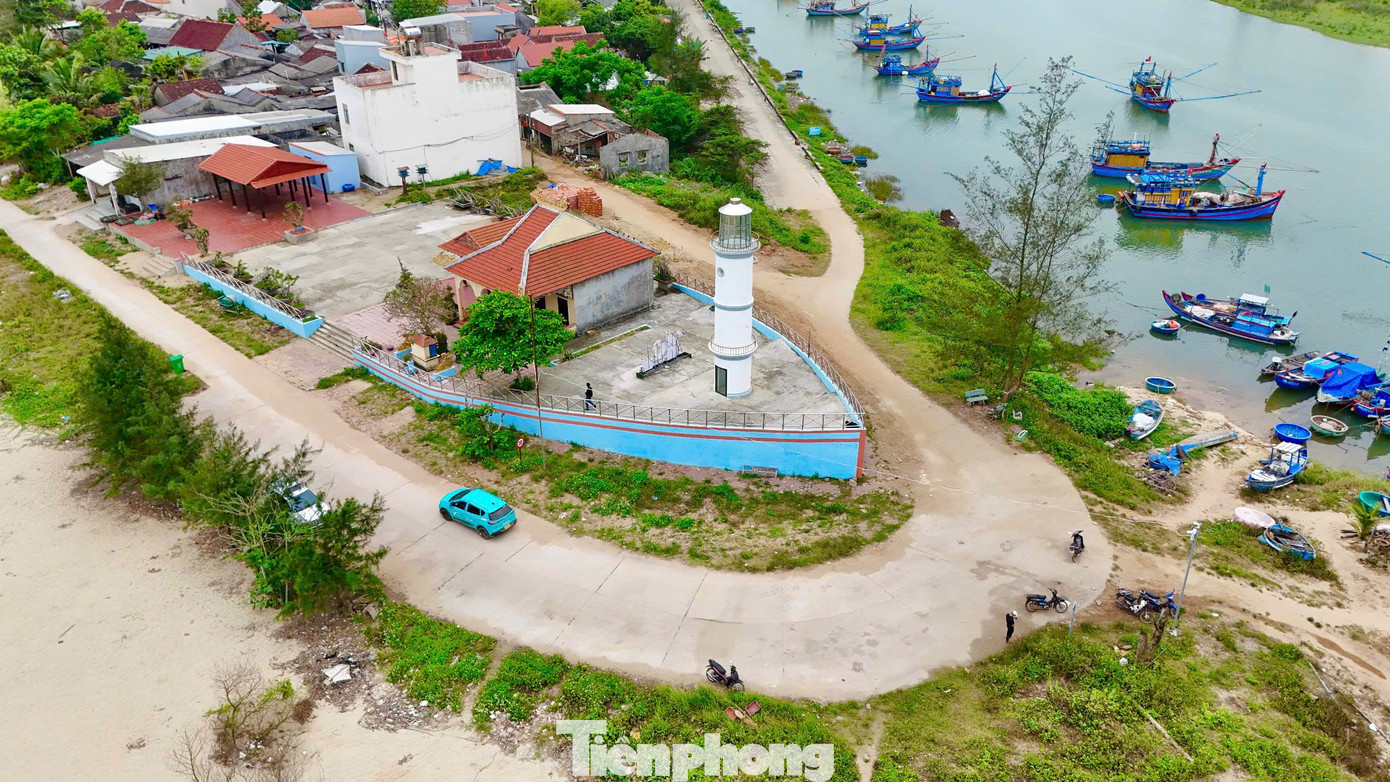 Công trình miếu Âm Hồn được hoàn thành năm 2023, có hình dáng một con tàu hướng về phía biển ngay cạnh cửa biển Cửa Lở, nơi dòng sông Vệ hòa vào biển Đông. Ảnh: Nguyễn Ngọc.