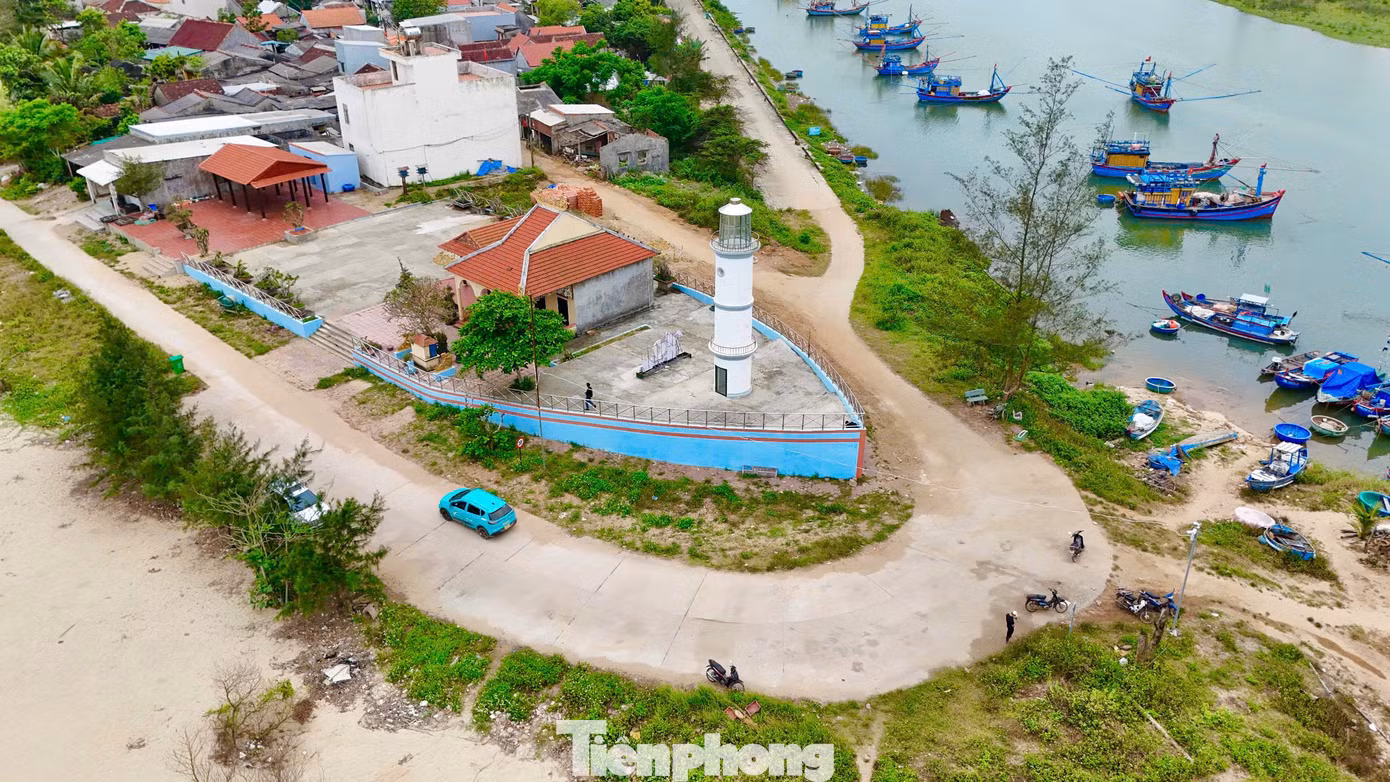 Công trình miếu Âm Hồn được hoàn thành năm 2023, có hình dáng một con tàu hướng về phía biển ngay cạnh cửa biển Cửa Lở, nơi dòng sông Vệ hòa vào biển Đông. Ảnh: Nguyễn Ngọc.