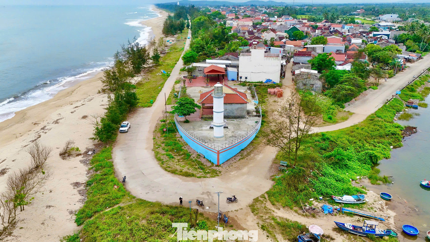 Trước đây, khu vực này có một miếu nhỏ, được xây dựng từ lâu đời. Về sau, miếu xuống cấp, hư hỏng nên người dân các làng chài ven biển xã Đức Lợi đã gom góp xây dựng mới công trình miếu này. Ảnh: Nguyễn Ngọc.