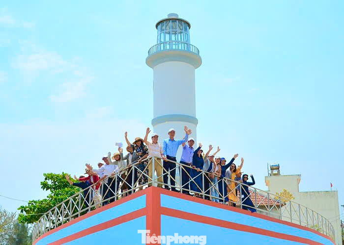 Từ khi miếu thờ hoàn thành đưa vào sử dụng, ngoài việc thờ cúng, nơi đây đã trở thành điểm check-in thu hút nhiều du khách. Ảnh: Nguyễn Ngọc.