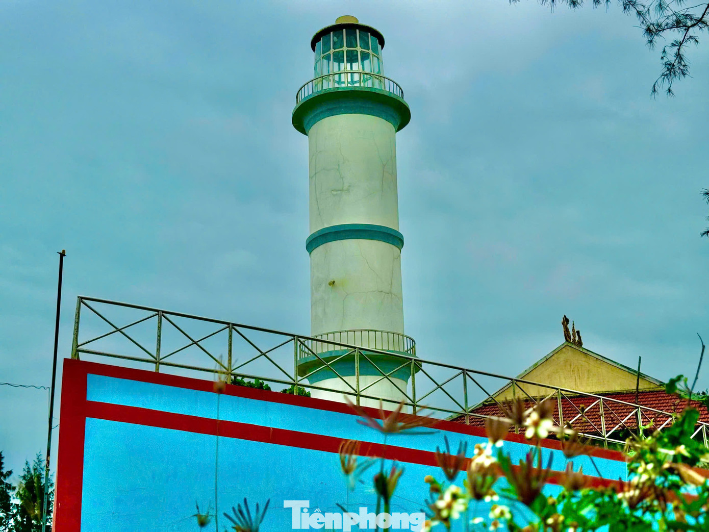 Màu sắc chủ đạo của ngôi miếu hình con tàu là màu xanh và đỏ, cũng chính là màu sắc truyền thống của tàu thuyền ngư dân trên biển. Ảnh: Nguyễn Ngọc.