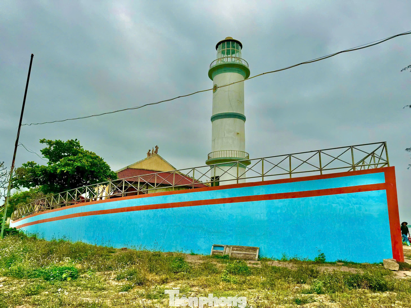 Màu sắc chủ đạo của ngôi miếu hình con tàu là màu xanh và đỏ, cũng chính là màu sắc truyền thống của tàu thuyền ngư dân trên biển. Ảnh: Nguyễn Ngọc.