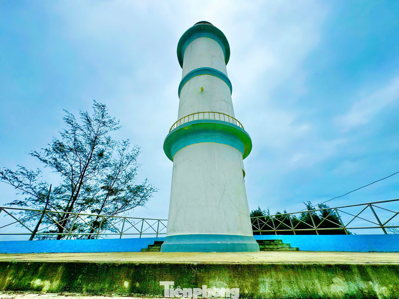 Ngoài hình dáng của một con tàu thì ngôi miếu nơi cửa sông còn được xây dựng thêm ngọn hải đăng với chiều cao gần 19 m. Về đêm, ngọn hải đăng chiếu đèn rọi sáng cả một vùng cửa biển. Ảnh: Nguyễn Ngọc.