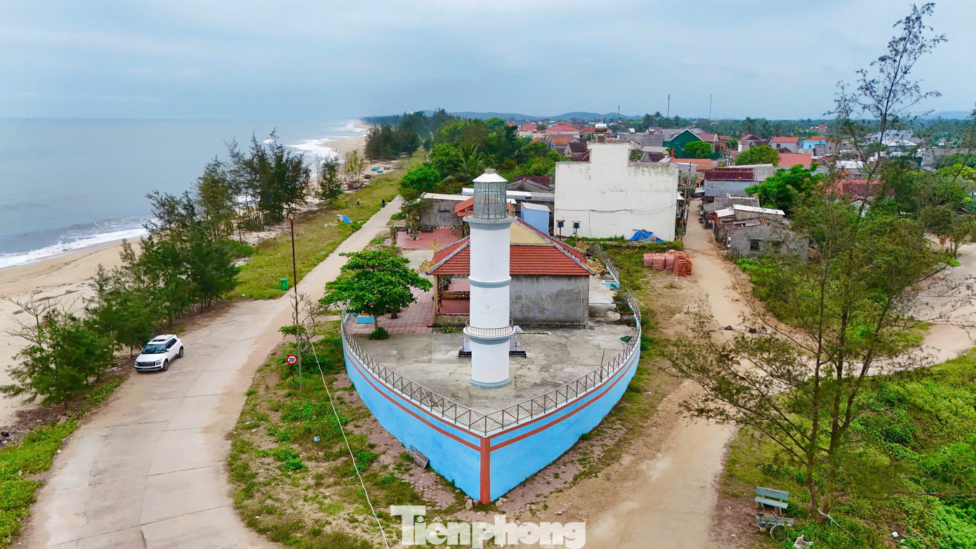 Ngọn hải đăng có ý nghĩa quan trọng với ngư dân trên biển, xây dựng ngọn hải đăng trên miếu hình con thuyền ngay ở cửa biển với mong muốn tàu về bờ an toàn. Ảnh: Nguyễn Ngọc.