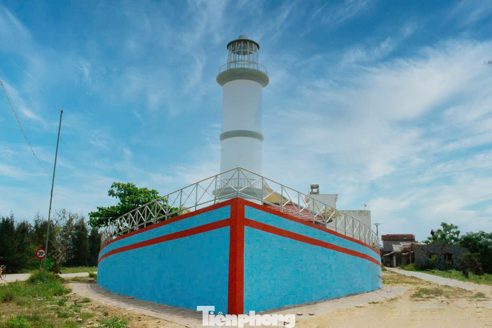 Miếu Âm Hồn là nơi các ngư dân đến cầu bình an, may mắn được nhiều lộc biển cho chuyến ra khơi cũng là nơi cúng vong linh những ngư dân xấu số gặp nạn trên biển và mãi không trở về. Ảnh: Nguyễn Ngọc.