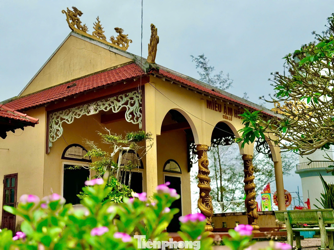 Ngôi miếu này có tên là miếu Âm Hồn (thuộc thôn An Chuẩn, xã Đức Lợi, huyện Mộ Đức). Nơi đây thờ các vị thần sông, thần biển và thờ vọng linh hồn những ngư phủ xấu số mãi ra đi trong những phiên biển bão tố. Ảnh: Nguyễn Ngọc.