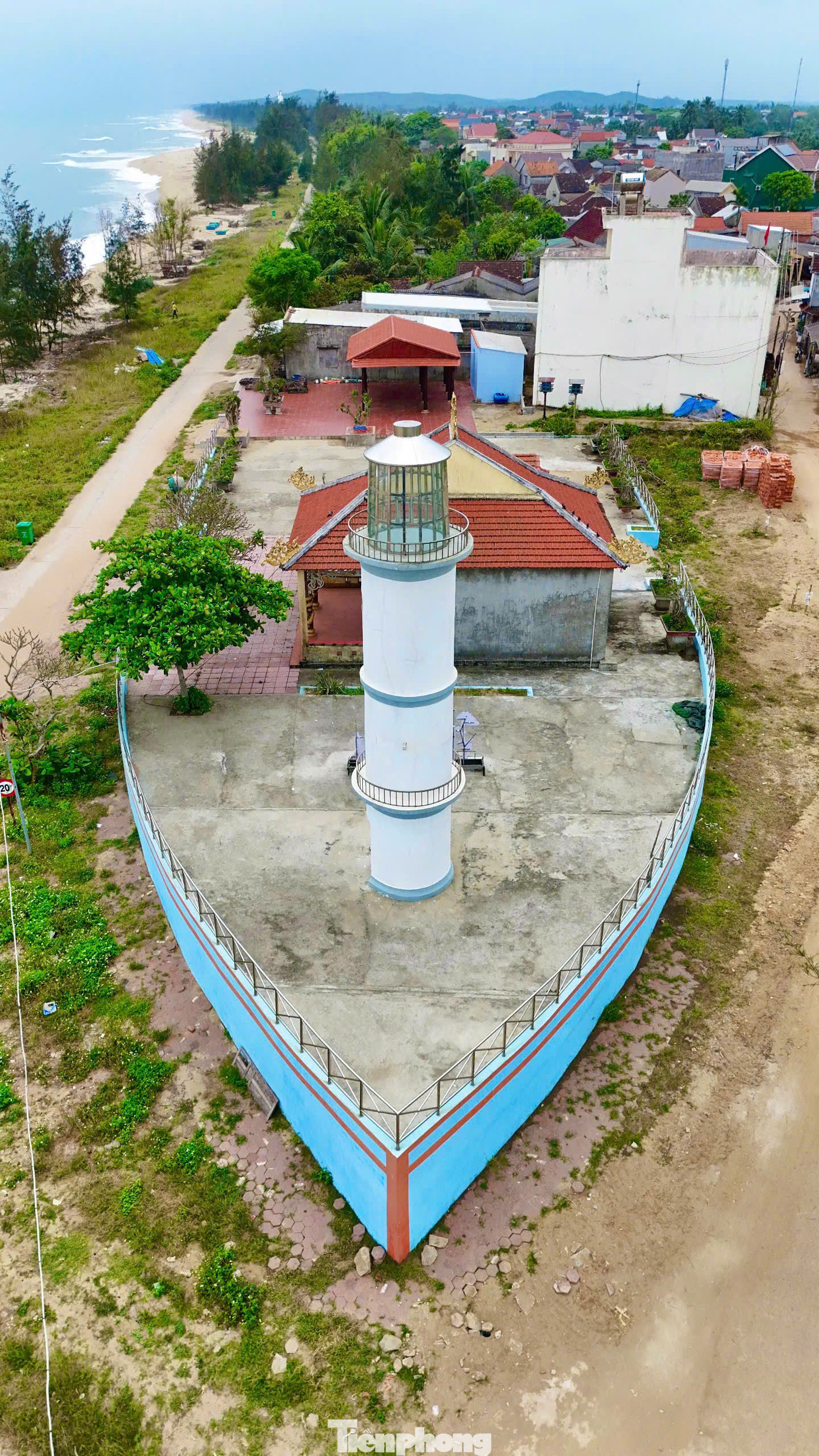 Khuôn viên miếu Âm Hồn có tổng diện tích gần 1.500 m2, chiều dài "con tàu" đến 53 m, riêng diện tích ngôi miếu khoảng 100 m2. Ảnh: Nguyễn Ngọc.