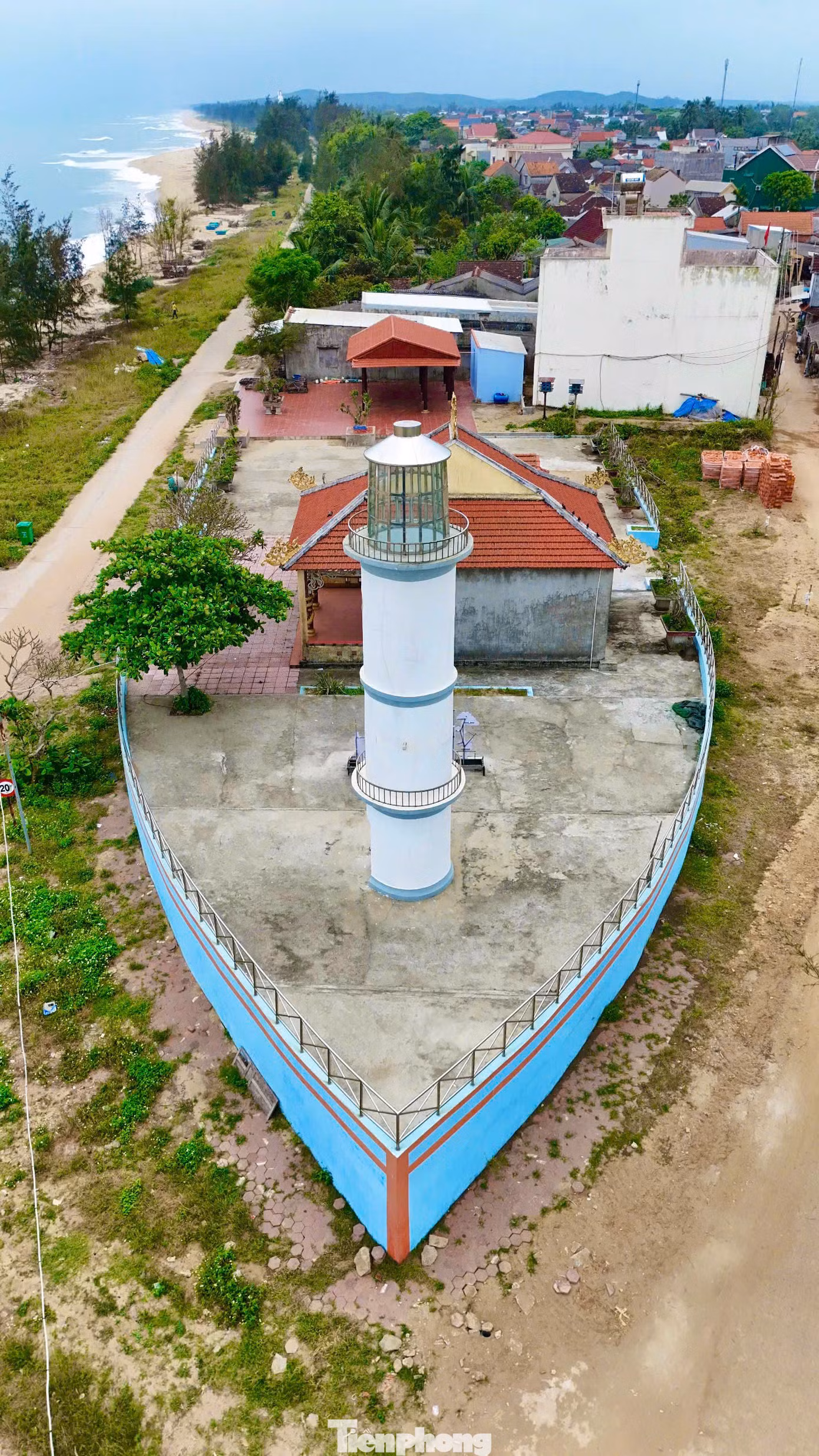 Khuôn viên miếu Âm Hồn có tổng diện tích gần 1.500 m2, chiều dài "con tàu" đến 53 m, riêng diện tích ngôi miếu khoảng 100 m2. Ảnh: Nguyễn Ngọc.