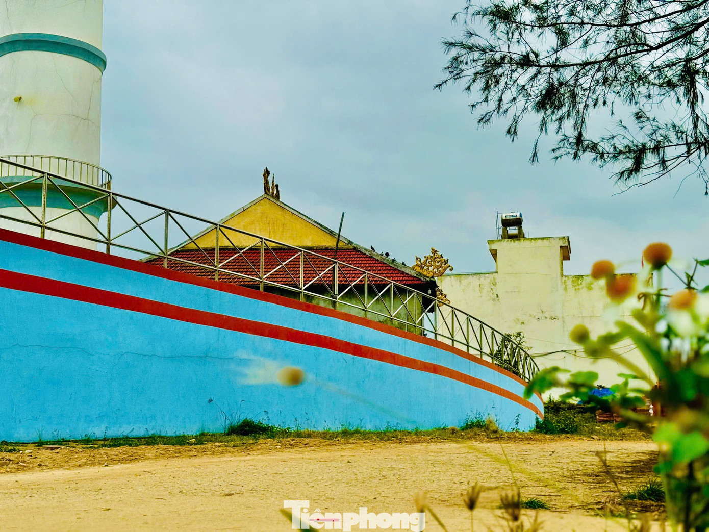 Màu sắc chủ đạo của ngôi miếu hình con tàu là màu xanh và đỏ, cũng chính là màu sắc truyền thống của tàu thuyền ngư dân trên biển. Ảnh: Nguyễn Ngọc.