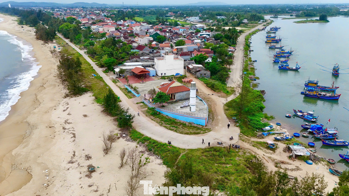 Từ Quốc lộ 1A đi về hướng đông hơn 9 km đến cửa biển Cửa Lở (xã Đức Lợi, huyện Mộ Đức, tỉnh Quảng Ngãi) sẽ gặp ngôi miếu nhưng hình dáng lại giống một con tàu hướng ra biển, trông rất độc đáo và lạ mắt. Ảnh: Nguyễn Ngọc.