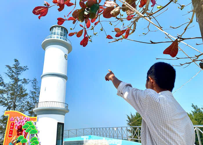 Ngoài hình dáng của một con tàu thì ngôi miếu nơi cửa sông còn được xây dựng thêm ngọn hải đăng với chiều cao gần 19 m. Về đêm, ngọn hải đăng chiếu đèn rọi sáng cả một vùng cửa biển. Ảnh: Nguyễn Ngọc.