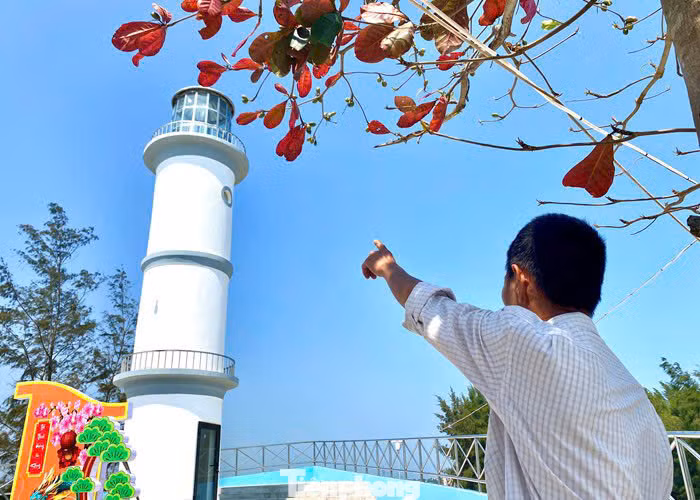 Ngoài hình dáng của một con tàu thì ngôi miếu nơi cửa sông còn được xây dựng thêm ngọn hải đăng với chiều cao gần 19 m. Về đêm, ngọn hải đăng chiếu đèn rọi sáng cả một vùng cửa biển. Ảnh: Nguyễn Ngọc.