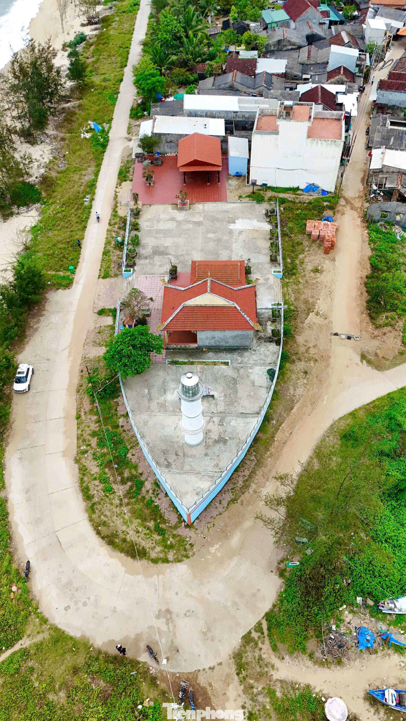 Khuôn viên miếu Âm Hồn có tổng diện tích gần 1.500 m2, chiều dài "con tàu" đến 53 m, riêng diện tích ngôi miếu khoảng 100 m2. Ảnh: Nguyễn Ngọc.