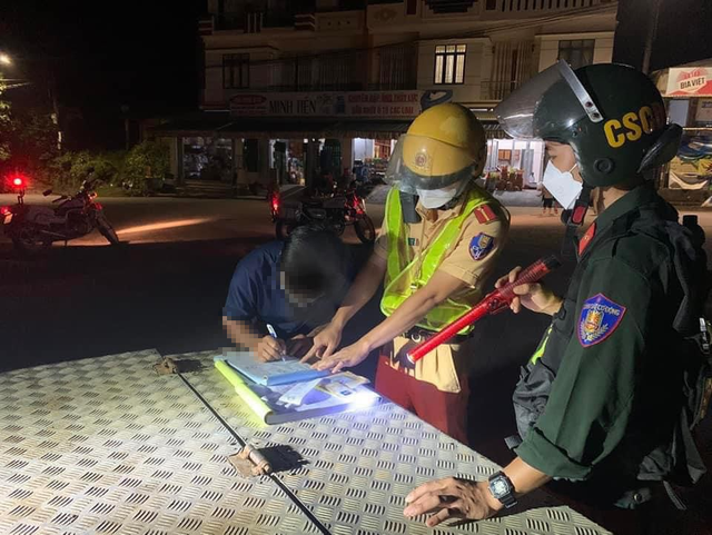 Lực lượng CSGT Công an huyện Trà Bồng tuần tra, kiểm soát trên địa bàn. Lực lượng CSGT Công an huyện Trà Bồng tuần tra, kiểm soát trên địa bàn.