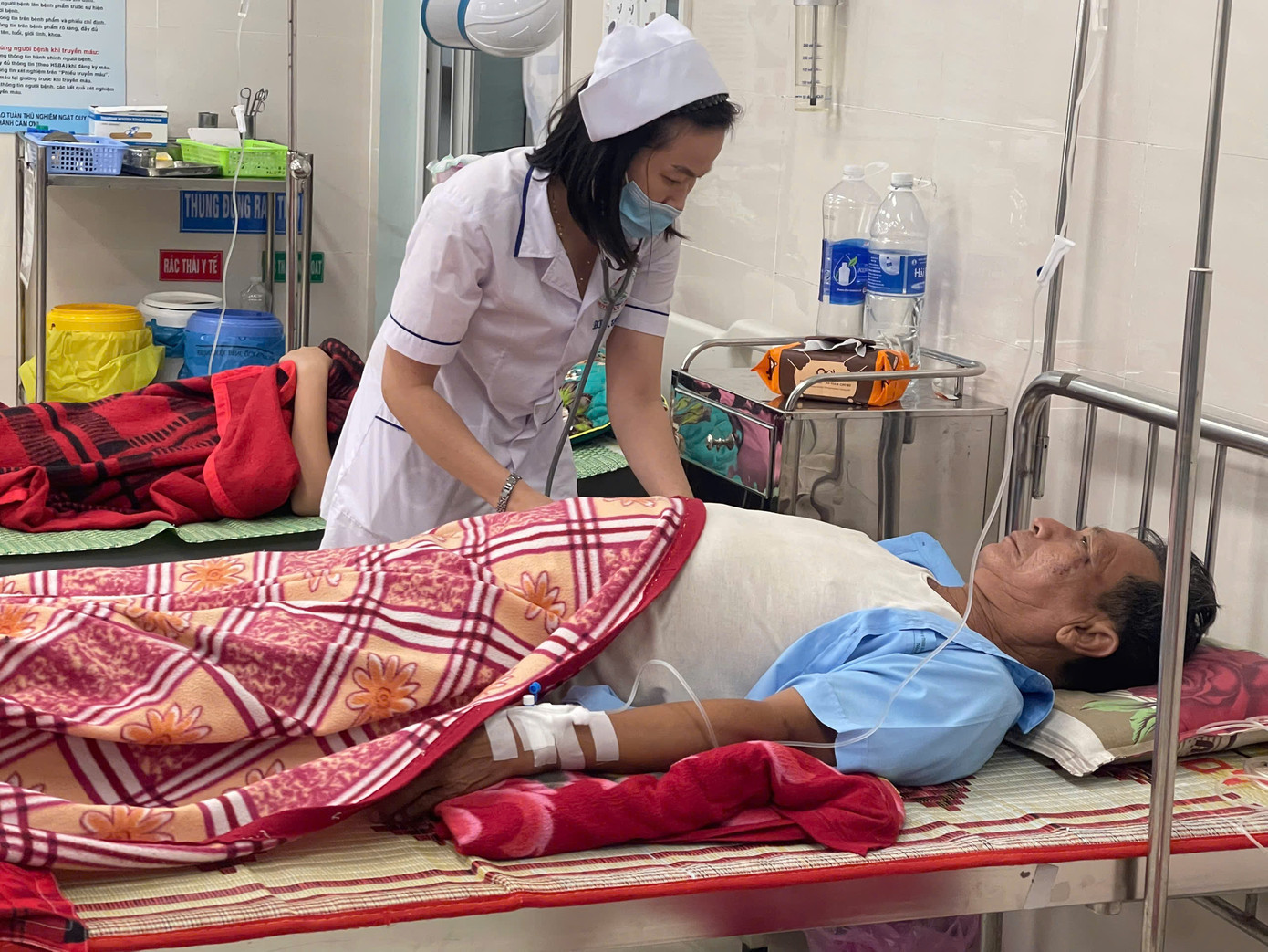 Các bác sĩ thăm khám cho bệnh nhân.