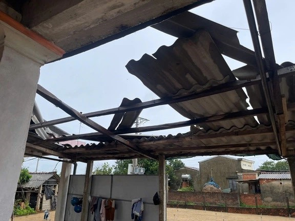 Mái ngói bị tốc hoàn toàn do lốc xoáy.