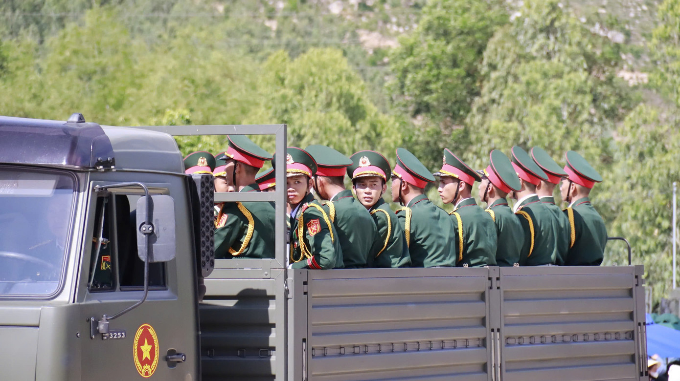 Đoàn xe đưa linh cữu nguyên Chủ tịch nước Trần Đức Lương về đến quê nhà.