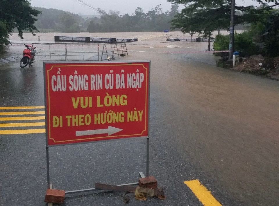 Các cầu tràn trên địa bàn huyện Sơn Hà đã ngập sâu, gây chia cắt. Các cầu tràn trên địa bàn huyện Sơn Hà đã ngập sâu, gây chia cắt.