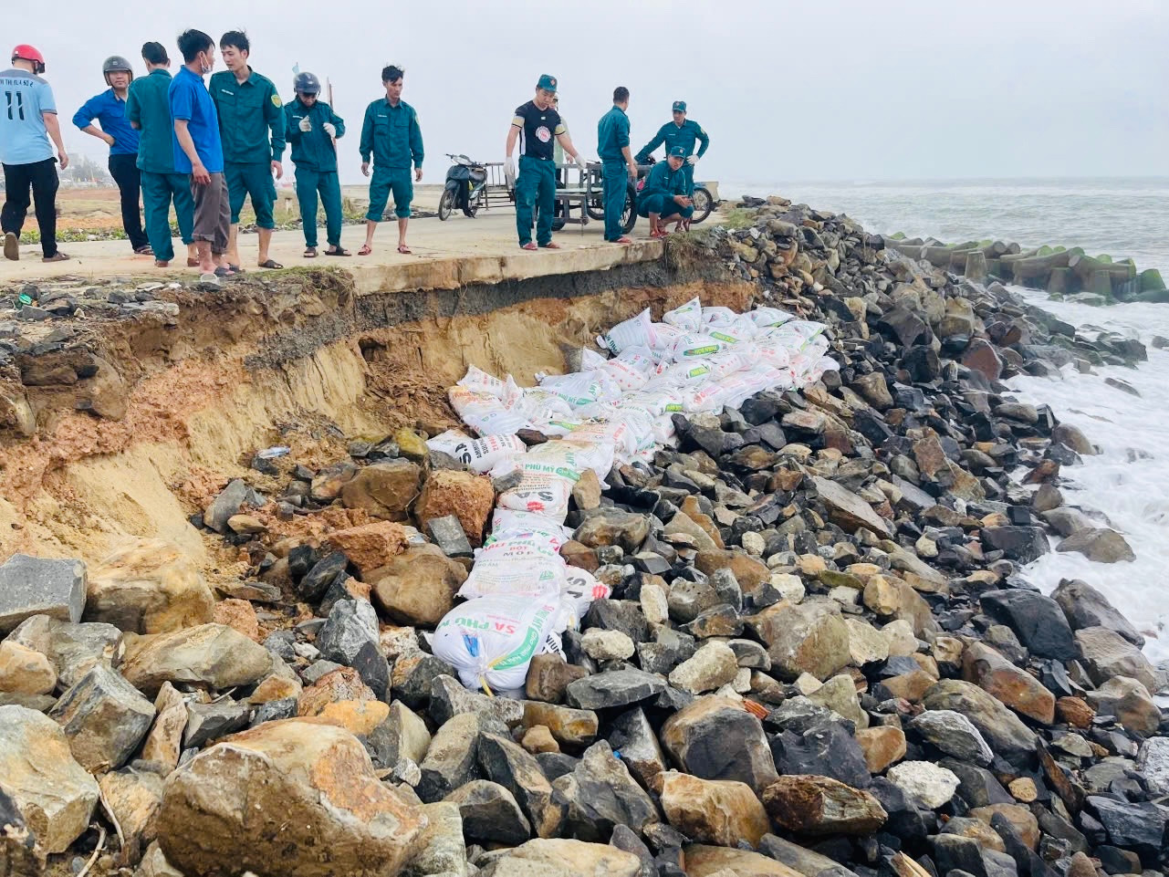 Chính quyền xã An Phú đã huy động người dân, lực lượng dân quân dùng bao cát khắc phục, gia cố tạm thời đoạn kè bị sạt lở. Chính quyền xã An Phú đã huy động người dân, lực lượng dân quân dùng bao cát khắc phục, gia cố tạm thời đoạn kè bị sạt lở.