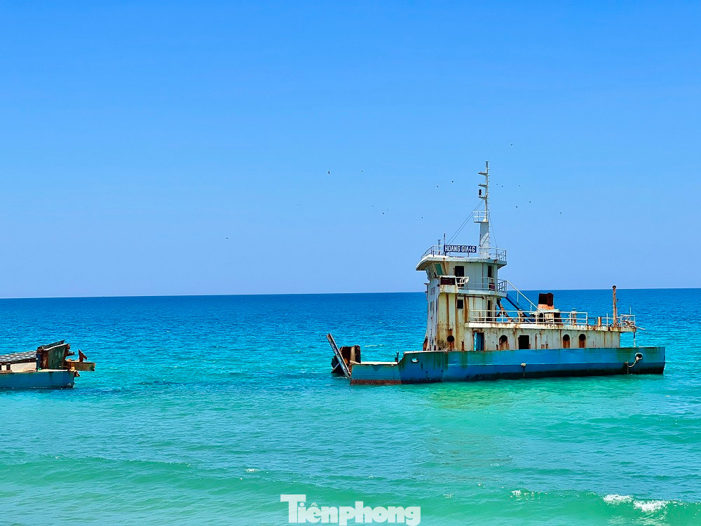 Do bị mắc cạn nhiều tháng, hiện xác tàu đã bị cát vùi lấp phần dưới, nước biển ăn mòn hoen gỉ. (Ảnh: Nguyễn Ngọc).