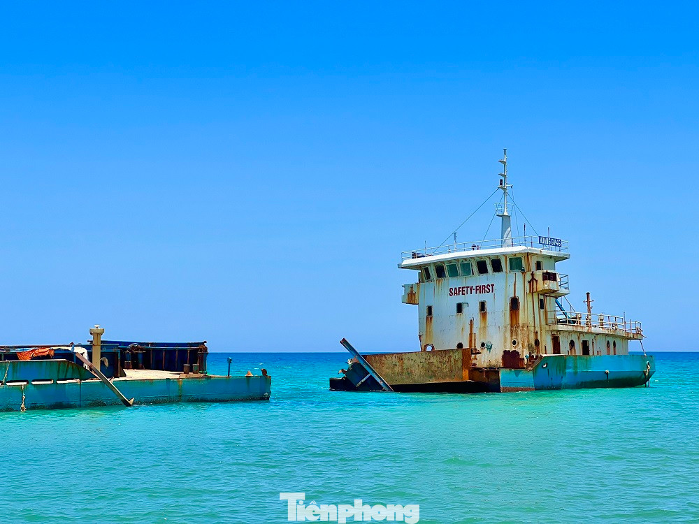 Do bị mắc cạn nhiều tháng, hiện xác tàu đã bị cát vùi lấp phần dưới, nước biển ăn mòn hoen gỉ. (Ảnh: Nguyễn Ngọc).