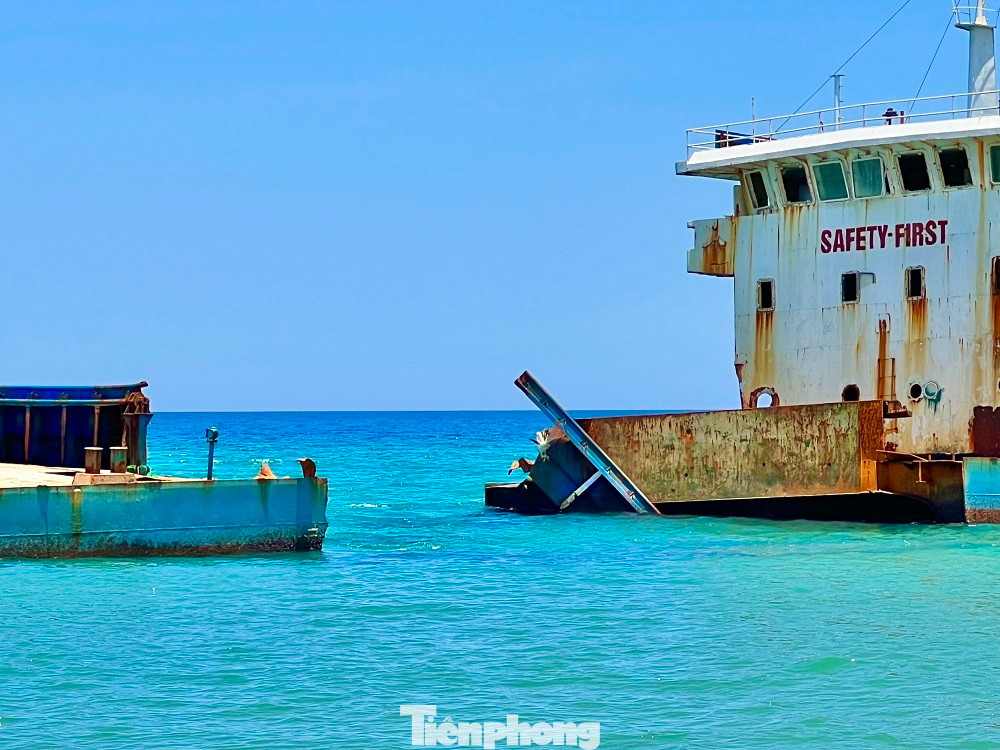 Tàu Hoàng Gia 46 bị mắc cạn đã gần 8 tháng nhưng chưa được trục vớt. (Ảnh: Nguyễn Ngọc).