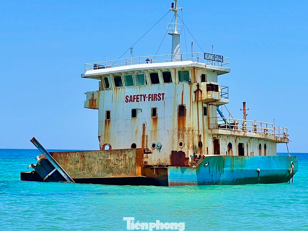 Vị trí tàu bị nạn nằm ở gần bờ và đã, đang trở thành cái bẫy “chết người” cho trẻ em trong vùng mỗi khi tắm biển. Ảnh: Nguyễn Ngọc.