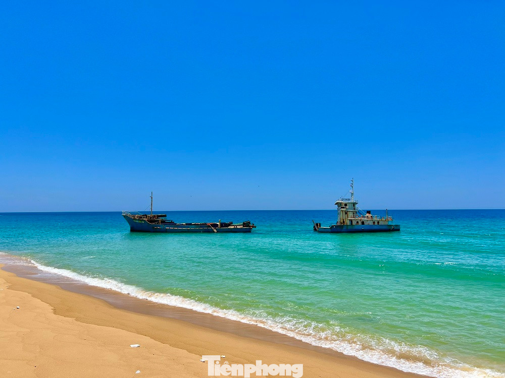 Tàu Hoàng Gia 46 bị mắc cạn đã gần 8 tháng nhưng chưa được trục vớt. (Ảnh: Nguyễn Ngọc).