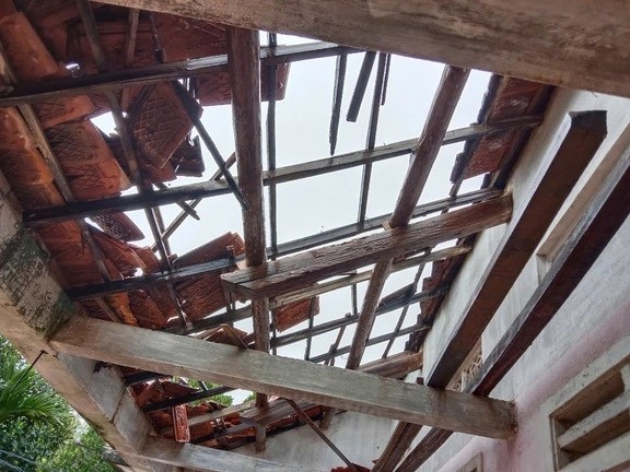 Mái ngói bị tốc hoàn toàn do lốc xoáy.