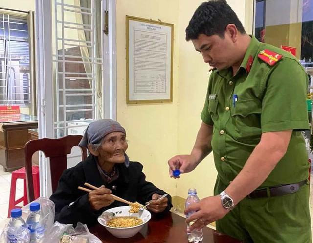 Cụ bà được chăm sóc, thăm hỏi tại trụ sở Công an thị trấn Sông Vệ. Ảnh: CACC