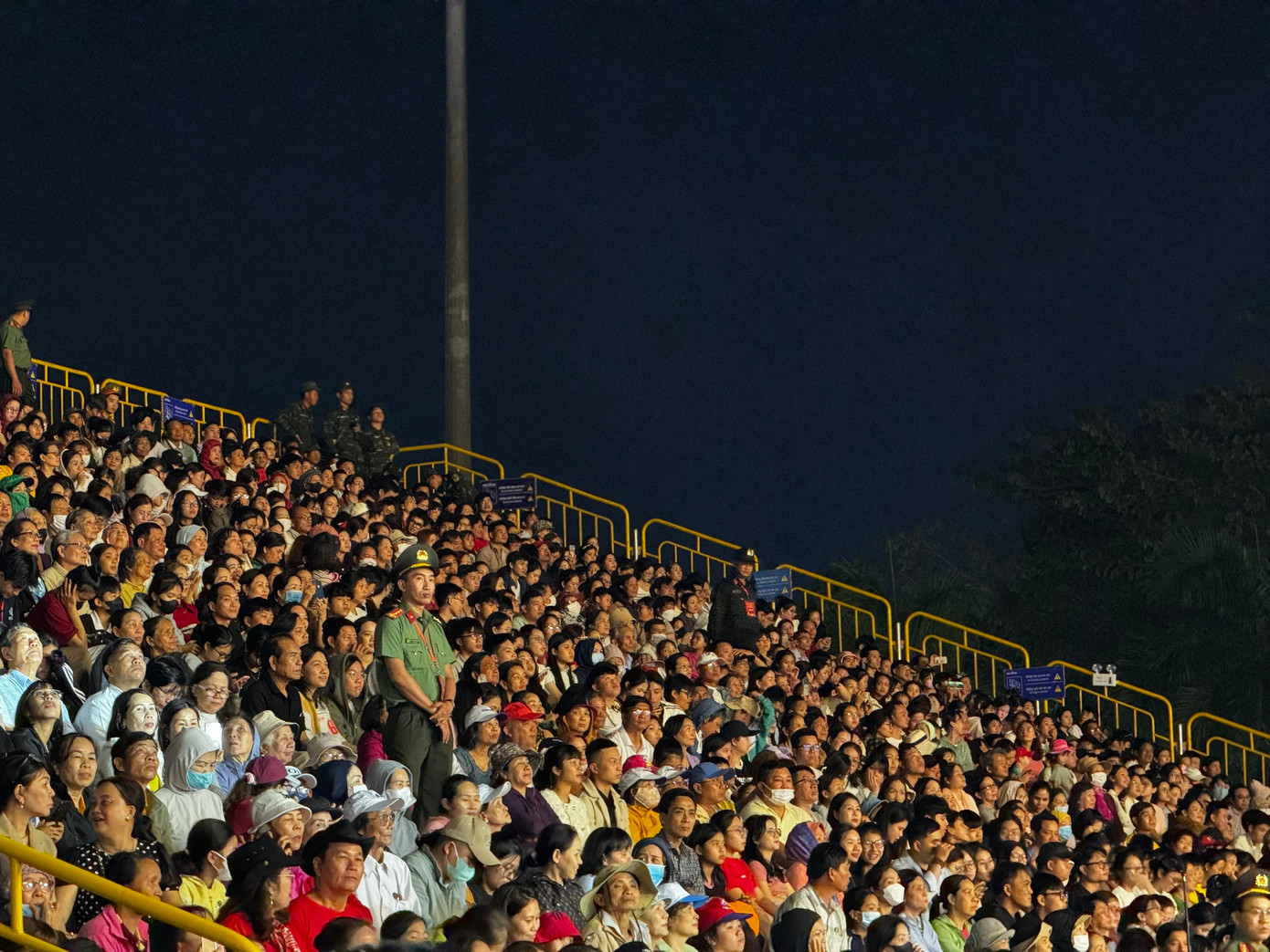 Đông đảo người dân đến dự lễ và xem chương trình nghệ thuật. Đông đảo người dân đến dự lễ và xem chương trình nghệ thuật.